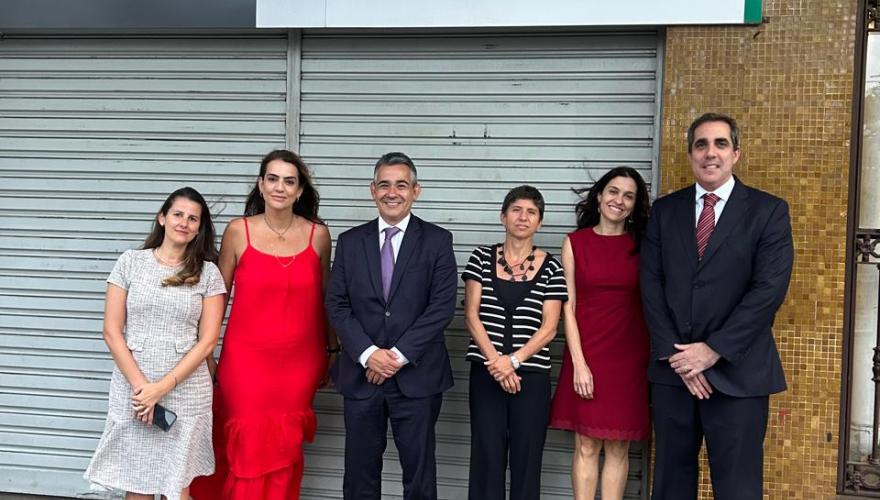 homens e mulheres em pé, lado a lado 