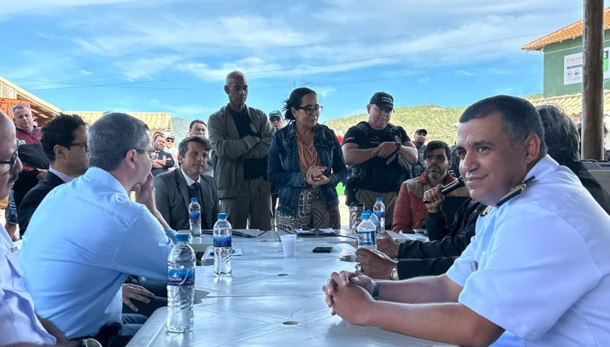 homens e mulheres ao redor de mesa